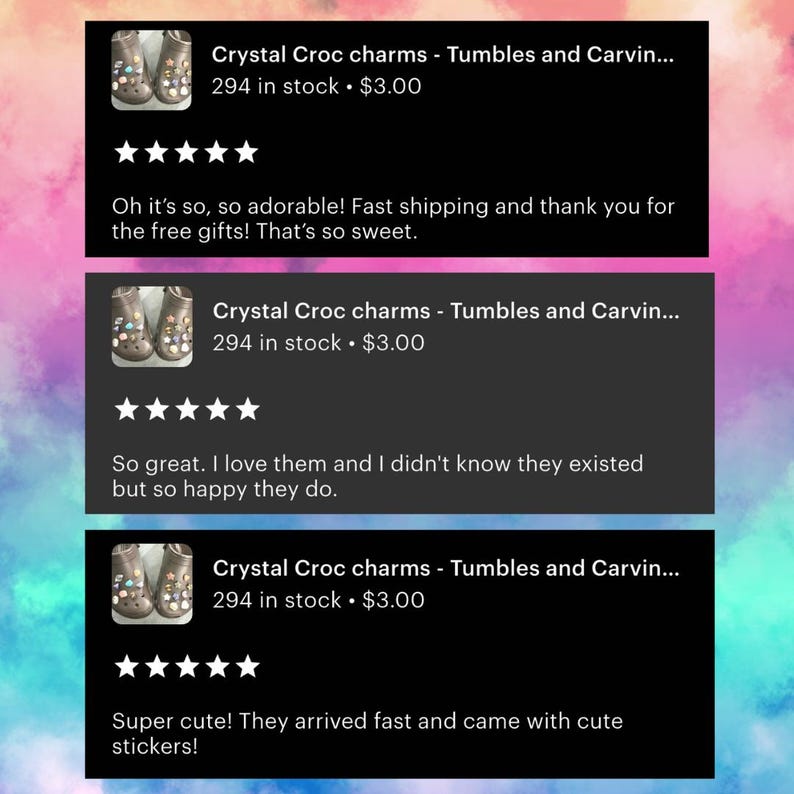 Pu&ograve; includere: Tre recensioni dei clienti per ciondoli di cristallo per Crocs. Ogni recensione include una valutazione a cinque stelle e un breve commento. I ciondoli sono mostrati in ogni recensione.