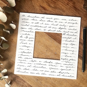 Könnte beinhalten: Eine weiße Karte mit einer handschriftlichen Nachricht in schwarzer Tinte. Die Nachricht ist ein Liebesbrief an eine Person namens Annalise. Die Karte ist mit einem weißen Rahmen versehen und liegt auf einer Holzoberfläche.