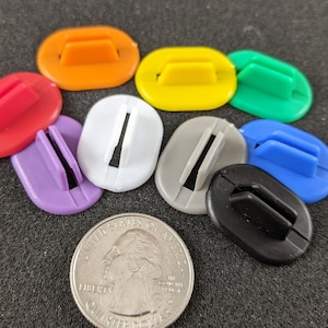 Soportes de plástico para piezas de juegos de mesa.
