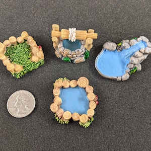 Puede incluir: Cuatro decoraciones en miniatura para jardín de hadas en forma de estanque y pozo. Las decoraciones están hechas de resina y presentan una variedad de colores, incluyendo marrón, verde, azul y gris. Las decoraciones son perfectas para agregar un toque de fantasía a cualquier jardín de hadas.