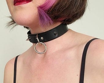 Choker aus Leder mit einem O-Ring