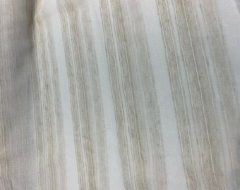 Puede incluir: Tela blanca con finas rayas marrones. La tela tiene un brillo sutil y una superficie ligeramente texturizada.