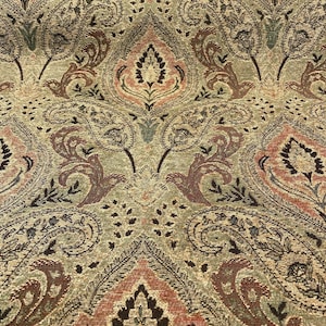 Könnte beinhalten: Nahaufnahme eines Stoffes mit Paisley-Muster in Grün-, Braun- und Rosatönen.