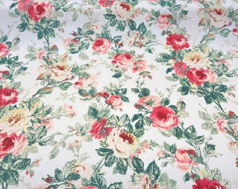 Puede incluir: Tela floral con un patrón repetitivo de rosas rojas, rosas y crema con hojas verdes sobre un fondo blanco. Las rosas varían en tamaño y están dispuestas en un diseño denso y completo, adecuado para diversos proyectos de manualidades.