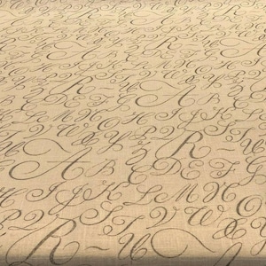 以下が含まれることがあります： ベージュの生地に、黒い筆記体で書かれた文字が繰り返しパターンで描かれている。文字はすべて異なり、ランダムなパターンで配置されている。