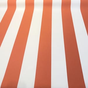 Può includere: Rotolo di carta da parati con un motivo ripetuto di ampie strisce verticali in bianco e un caldo rosso-arancio. Le strisce creano un design grafico audace, ideale per pareti a contrasto o intere stanze. La carta è arrotolata, mostrando il motivo continuo.