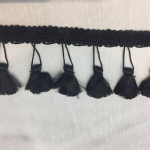 Schwarze Borte mit kleinen Quasten 36 Meter Rolle