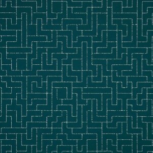 Op de afbeelding: Teal stof met een herhalend geometrisch patroon van witte, onregelmatige lijnen. Het ontwerp creëert een doolhofachtig effect, waarbij de lijnen onderling verbonden vormen vormen. De algehele esthetiek is modern en abstract.