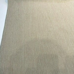Puede incluir: Primer plano de una tela beige con un sutil patr&oacute;n de espiga. La tela tiene una textura suave y un acabado ligeramente brillante.