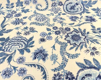 Könnte beinhalten: Cremefarbener Stoff mit einem sich wiederholenden Muster aus blauen floralen Designs. Das Muster umfasst große, stilisierte Blumen, Blätter und wirbelnde Paisley-Elemente. Der Stoff hat eine Vintage- oder Antik-Ästhetik.