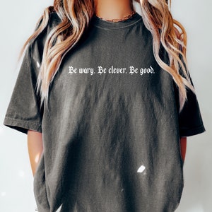 Ein dunkles Fenster T-Shirt | Bücherwurm T-Shirt
