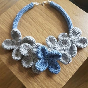 かぎ針編みの花のネックレス