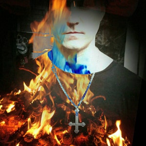 INVERTERAT KORS-halsband, upp och nervänt kors, sataniska smycken, ockulta smycken, viktorianskt, utsmyckat kors, euronym, norsk black metal bild 9