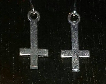 Örhängen med inverterat kors, upp och nervänt kors, sataniska smycken, metalhead, sataniska symboler, ockulta smycken, goth, gotiska smycken, death metal