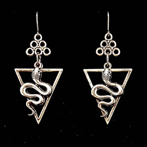 Puede incluir: Pendientes de triángulo de plata con un dije de serpiente y una cadena de anillos que cuelgan de la parte superior.