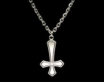 Colar com cruz gótica, colar com cruz invertida, cruz de cabeça para baixo, joias góticas, joias satânicas, joias ocultistas, bíblia satânica, ateu