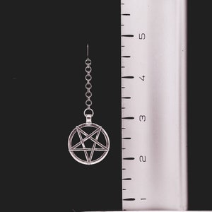 Pu&ograve; includere: Un ciondolo d'argento con un design a pentagramma appeso a una catena d'argento. Il ciondolo ha un diametro di circa 3,8 cm.
