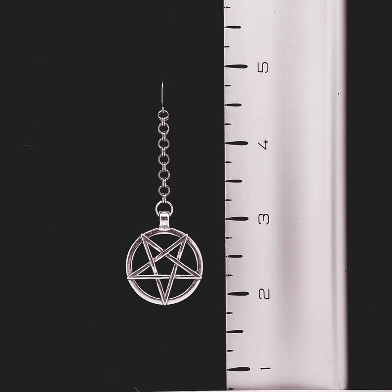 Pu&ograve; includere: Un ciondolo d'argento con un design a pentagramma appeso a una catena d'argento. Il ciondolo ha un diametro di circa 3,8 cm.