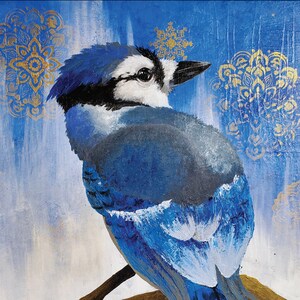 Puede incluir: Un pájaro azul con la cabeza y el cuello blancos posado en una rama. El pájaro está pintado en un estilo realista con plumas azules, blancas y negras. El fondo es un diseño abstracto azul y blanco con detalles dorados.