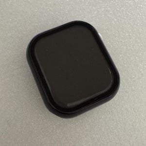 Könnte beinhalten: Ein schwarzer Displayschutz für eine Smartwatch. Der Schutz ist aus einem klaren, flexiblen Material gefertigt und hat eine glatte, glänzende Oberfläche.