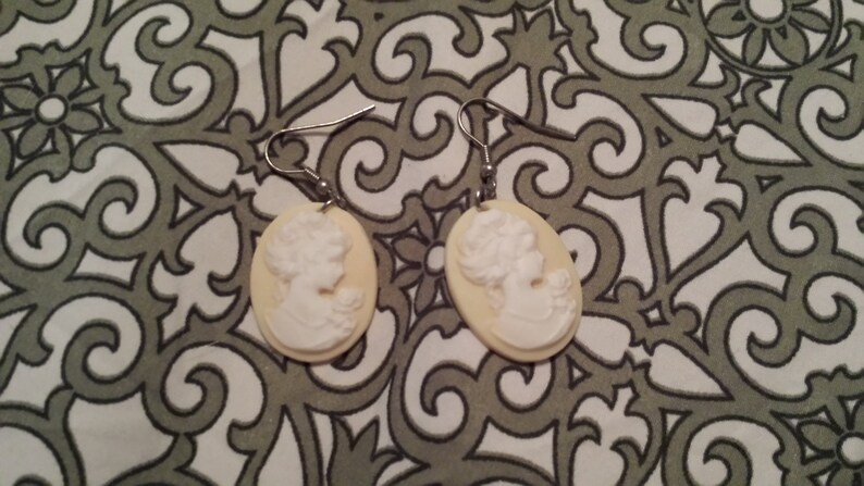 Victorian era vintage came dangle