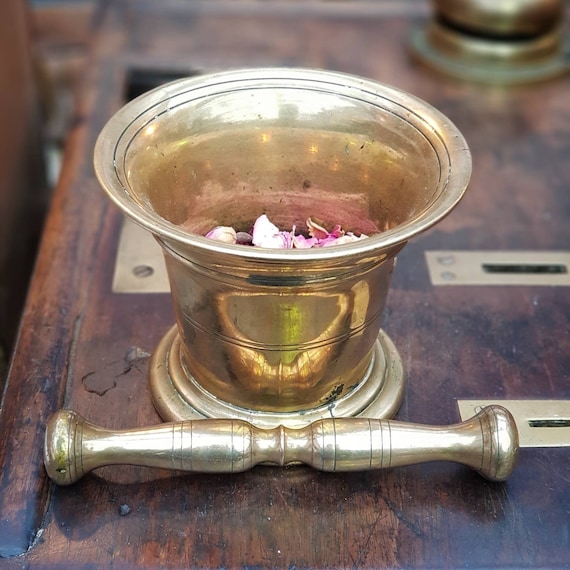 BRASS PESTLE & MORTAR : A heavy brass apothecary mortar with matching pestle, a great piece of decorative and practical kitchenalia.