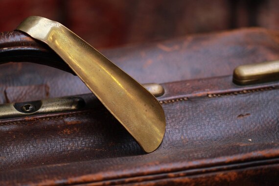 BRASS SHOE HORN : vintage pocket sized shoe horn