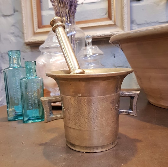 BRASS PESTLE & MORTAR : A heavy brass apothecary mortar with matching pestle, a great piece of decorative and practical kitchenalia.