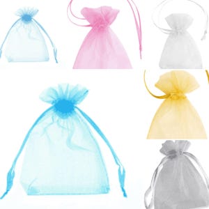 Puede incluir: Surtido de seis peque&ntilde;as bolsas de organza en varios colores, incluyendo azul claro, rosa, blanco, amarillo y gris. Las bolsas est&aacute;n hechas de tela transparente y tienen un cierre de cord&oacute;n.