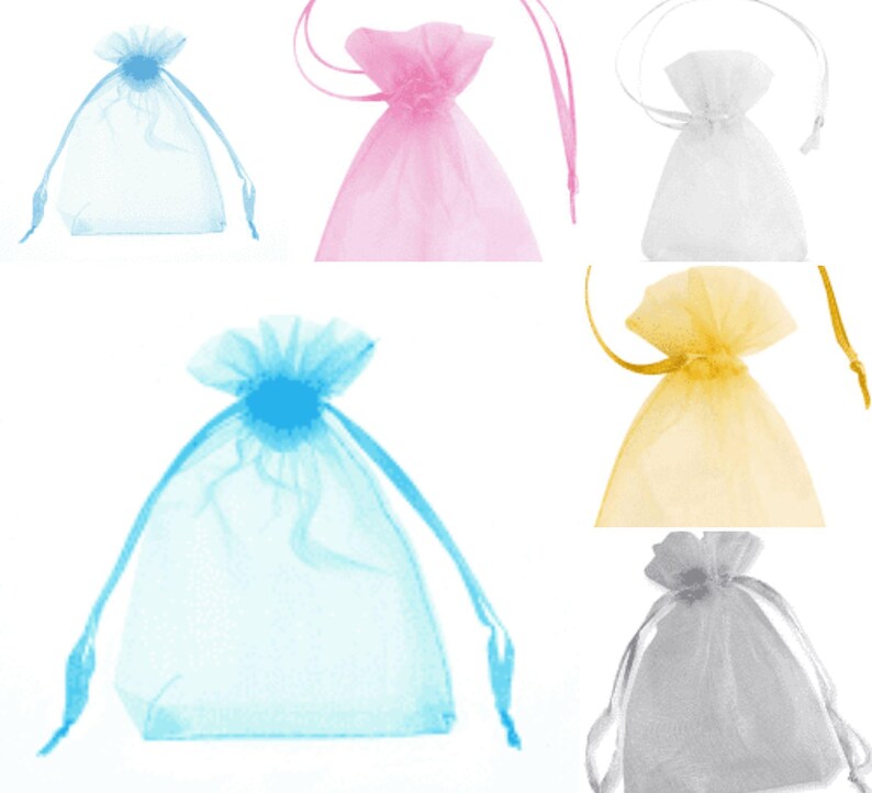 Puede incluir: Surtido de seis peque&ntilde;as bolsas de organza en varios colores, incluyendo azul claro, rosa, blanco, amarillo y gris. Las bolsas est&aacute;n hechas de tela transparente y tienen un cierre de cord&oacute;n.