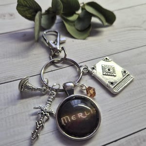 Llavero con clip para bolsa de cristal de 20 mm hecho a mano de Merlín, con temática de caballero y mago del Rey Arturo. imagen 9