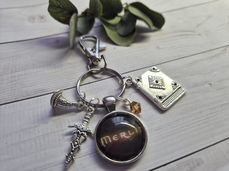 Llavero con clip para bolsa de cristal de 20 mm hecho a mano de Merlín, con temática de caballero y mago del Rey Arturo. imagen 9