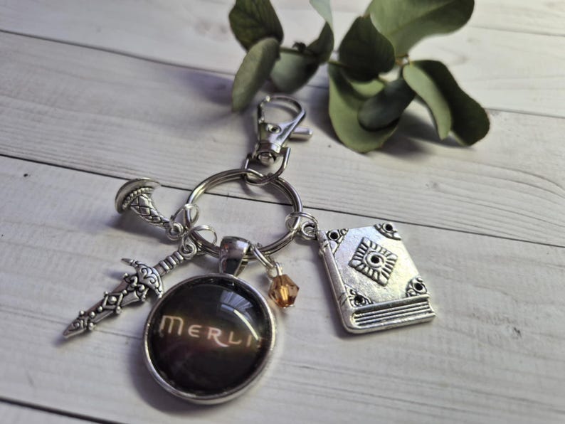 Llavero con clip para bolsa de cristal de 20 mm hecho a mano de Merlín, con temática de caballero y mago del Rey Arturo. imagen 4