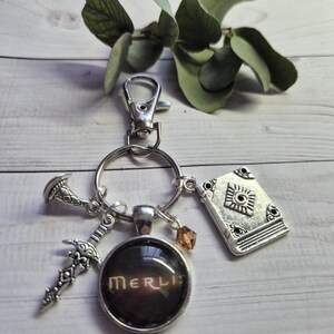 Llavero con clip para bolsa de cristal de 20 mm hecho a mano de Merlín, con temática de caballero y mago del Rey Arturo. imagen 10