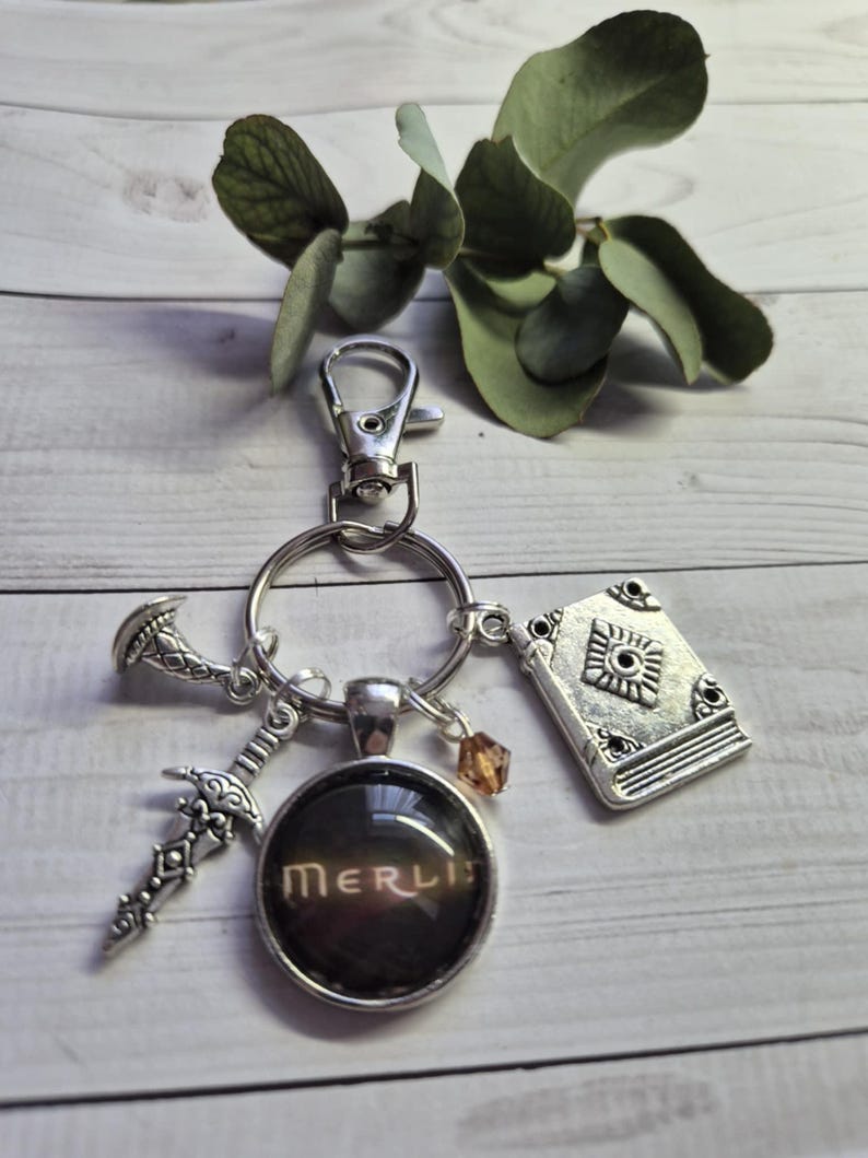 Llavero con clip para bolsa de cristal de 20 mm hecho a mano de Merlín, con temática de caballero y mago del Rey Arturo. imagen 10