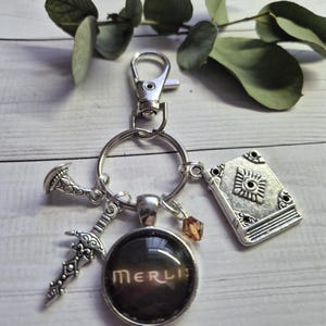 Llavero con clip para bolsa de cristal de 20 mm hecho a mano de Merlín, con temática de caballero y mago del Rey Arturo. imagen 5