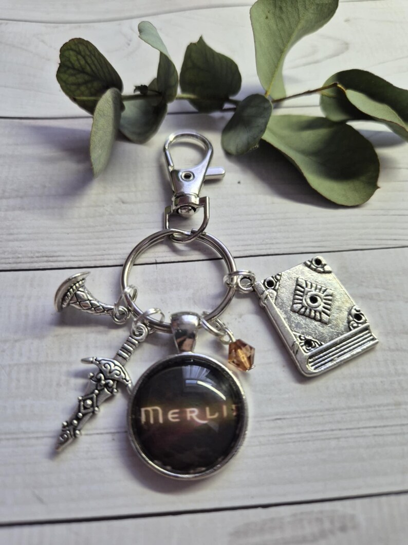 Llavero con clip para bolsa de cristal de 20 mm hecho a mano de Merlín, con temática de caballero y mago del Rey Arturo. imagen 5