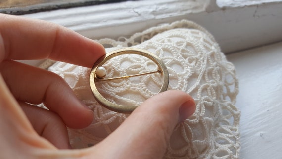 Classic Pin w Pearl. Gold-tone circle and Lovely … - image 4
