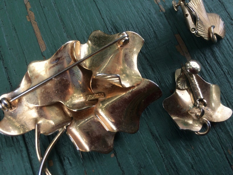 Vintage Coro Leaf Brooch and Clip-on Earrings Set gold-tone /& just right! Late mid-century Collectors Item in Superlative Condition