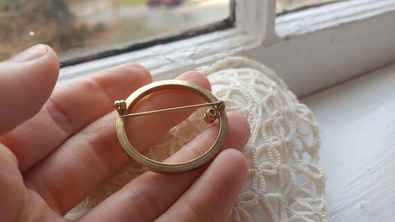 Classic Pin w Pearl. Gold-tone circle and Lovely … - image 3