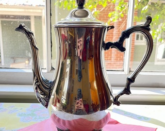 Heirloom Silver tea/coffee pot by Wm Rogers: Lovely vintage pattern. 'American Victorian'. Simplicity w extra Handsome touches. Teatime!