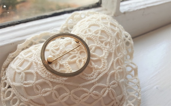 Classic Pin w Pearl. Gold-tone circle and Lovely … - image 1