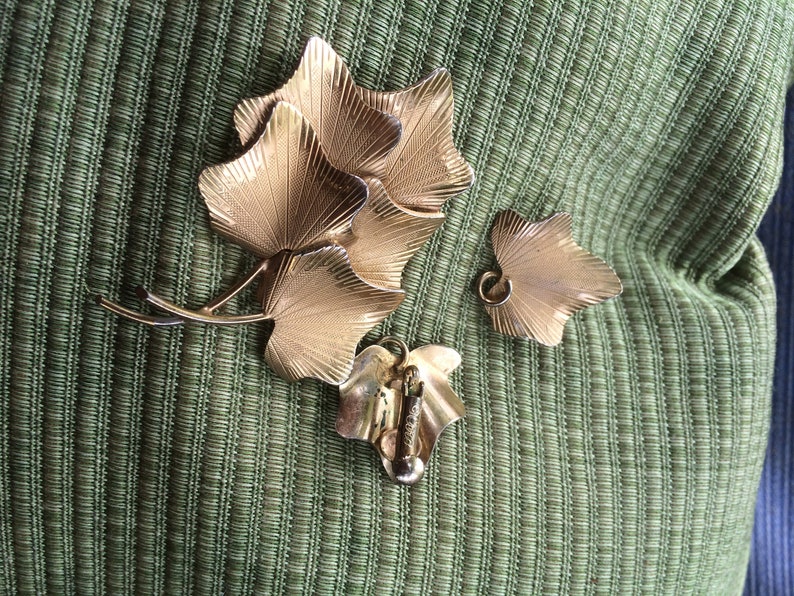 Vintage Coro Leaf Brooch and Clip-on Earrings Set gold-tone /& just right! Late mid-century Collectors Item in Superlative Condition
