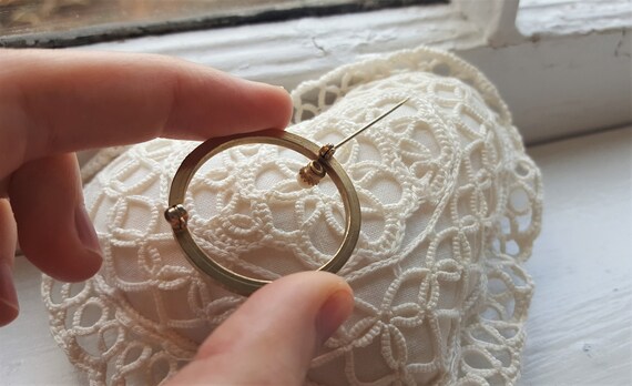 Classic Pin w Pearl. Gold-tone circle and Lovely … - image 7