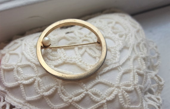 Classic Pin w Pearl. Gold-tone circle and Lovely … - image 8