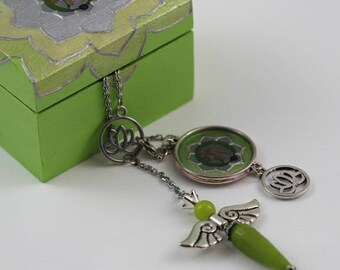 Light Green Green Angel Pendulum Necklace avec Lotus Flower Symbol, Archange l'archange Metatron Jade Gemstone Bijoux , Dowsing Altar Tool Kit in Box