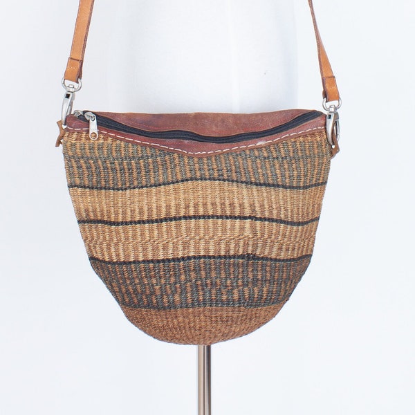 African Sisal Bag | 70s 1970s Tan & Brown Natural Woven Hand Made Market Bag | Womens Summer Market Tote Shoulder Boho Bohemian Hippie Bag