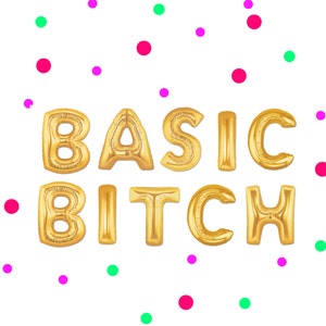 Peut inclure: Ballons en forme de lettres dorées en feuille d'or épellant "BASIC BITCH" sur un fond blanc avec des confettis roses et verts.