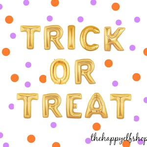 Puede incluir: Letras doradas de globos de papel de aluminio que deletrean "TRICK OR TREAT" sobre un fondo blanco, con lunares naranjas y morados. Las palabras están dispuestas en dos líneas. El sitio web de la tienda está en la parte inferior.
