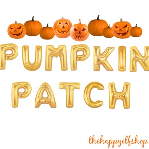 Puede incluir: Globos de letras de lámina dorada que deletrean "Pumpkin Patch" con una fila de calabazas naranjas con caras de jack-o'-lantern en el fondo.